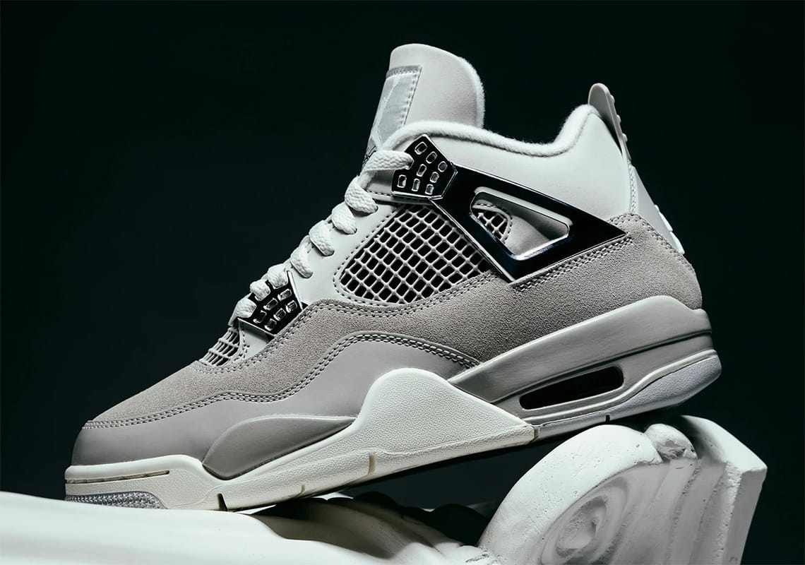 Jordan 4 WMNS Frozen Moments